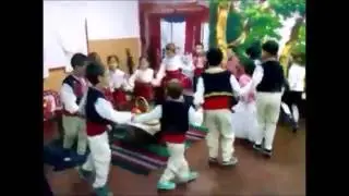 Болгарские дети учатся народным танцам