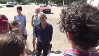 Жители Александровки перед собранием села,+- рассказывают о ситуации с директором школы