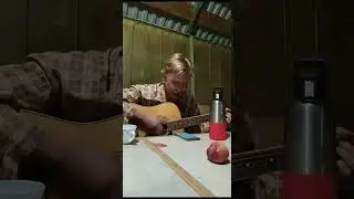 Чувак круто сыграл на гитаре 