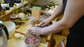 Куриная печень с луком в сметанном соусе.