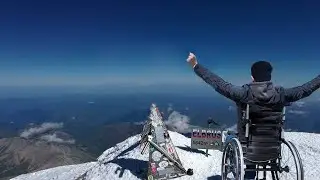 Инвалид - колясочник на коленях покорил Эльбрус