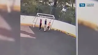 Момент падения футбольных ворот на ребенка