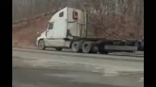 На въезде во Врангель с фуры слетел контейнер