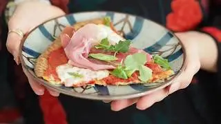 Sådan laver du blomkålspizza med serrano og mozzarella