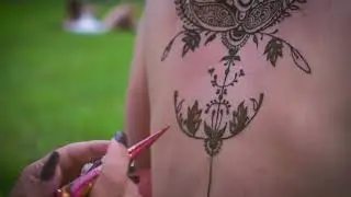 Henna art - process.