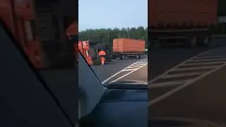 На бетонке в Тосненском районе перевернулся КамАЗ