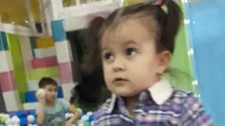 Полина играет в развлекательном центре #@videoblooog