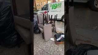 CADEIRAS DAS GALÁXIAS NO LIXO RICO