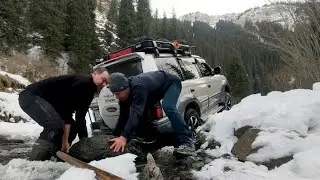 Застряли в горной реке