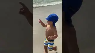 Милый Дэвид бегает по пляжу. Забавное видео!