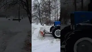 Два отвала Большая Земля чистят снег