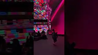 Giant electronic art installation in London 🇬🇧  🎨 🖼 🎭  🖥 🖥 🖥 🖥