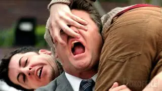Luchan contra seguridad para conseguirle trabajo a su papá  😂 | Get a Job | Clip en Español