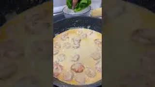 Креветки в сырно сливочном соусе