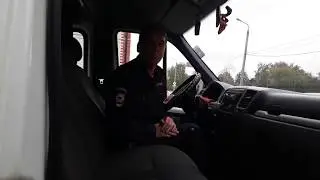 Полицейский грызет семечки, смотрит видео и нарушает ПДД ...