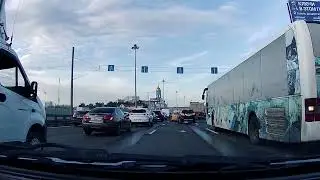 Автобус хотел перестроиться но что то пошло не так
