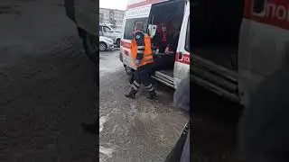 Работники скорой помощи в Березниках тащат больного по асфальту
