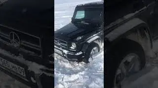 Гелік застрял в снігу
