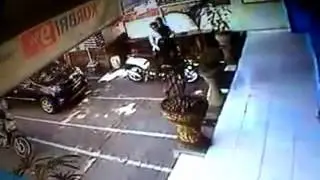 Maling Helm Tertangkap Camera Cctv