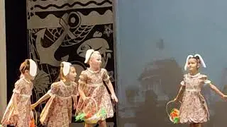 маша танцует.