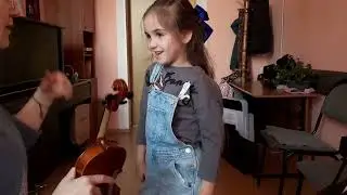 Первые уроки игры на скрипке Алисы