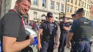 Czujny jest poszukiwany i sam zgłasza się do policjantów, Kraków, 11.07.2023.