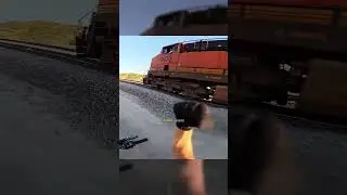 Der Biker freut sich über den Zug wie ein kleines Kind ❤️