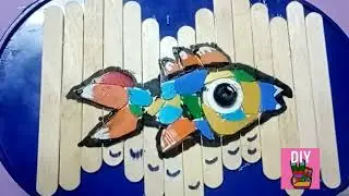 Ребенок в восторге. Рыбка из крышки, палочек и кусочков пластика