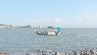 海边风高浪低有货拍上来，泰叔沿岸边一路找下去，捡到不少好东西