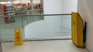 2000 UK Lift @ Boots In Reading.