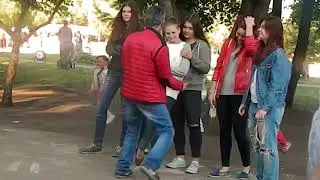 Мужик танцует прикольно на день защиты детей город Уфа