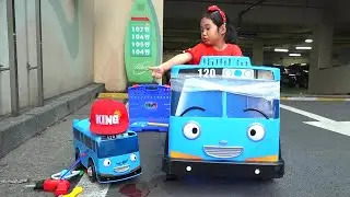 Boram joue la et des jouets de roue de sur les voitures