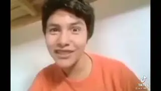 chico riendo extraño XD