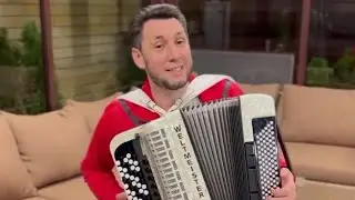 Фирдус Тямаев красиво поёт и играет на баяне