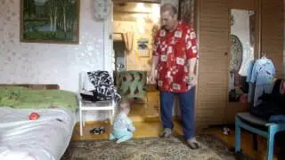 video 17   МАЛЬЧИК УЧИТСЯ ХОДИТЬ НОЖКАМИ.