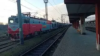 EA 533 și DHC 497 CFR Marfă(RO-CFR) la tracțiunea unui tren de marfă Roman - Adjud oprind în Bacău