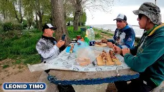 🔥 ШАШЛЫКИ И РЫБАЛКА В СЕЛЬСКОМ КЕМПИНГЕ! 🌳🍖
