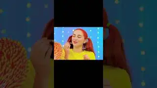 девочка сломала леденец и съела его