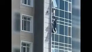 кадры не слабонервных.нурсултан. мужчина спас малышку с 8 этажа рискуя собственной жизню