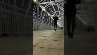 Кроссдрессер гуляет в образе женщины