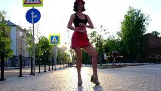 Танец у театра в Пскове