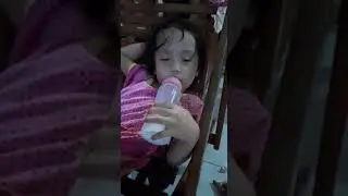 Virzella Syakina Zuhaifah nyusu sambil tidur (part 1)