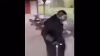 мужик в костюме чумного доктора смешно идёт | мем | тик ток