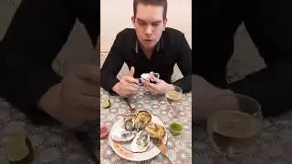 первый раз пробую устриц.             архивное видео.                         #еда#мукбанг#устрицы
