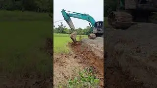 Alat berat  excavator Indonesia parit dekat sawah