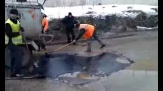 Вот так ремонтируют дороги в России...