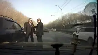 Мужики решили набить морду друг другу после ДТП