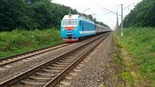 подмигнул! ЭП1М-607 с пассажирским поездом следует на юг возле о.п. Чепигинский