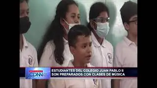 Estudiantes del Colegio Juan Pablo II se preparan con clases de guitarra
