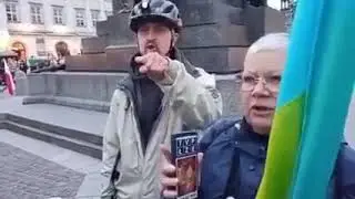 Babcia Kasia rzuca polską flagą ale kurczowo trzyma ukraińską.